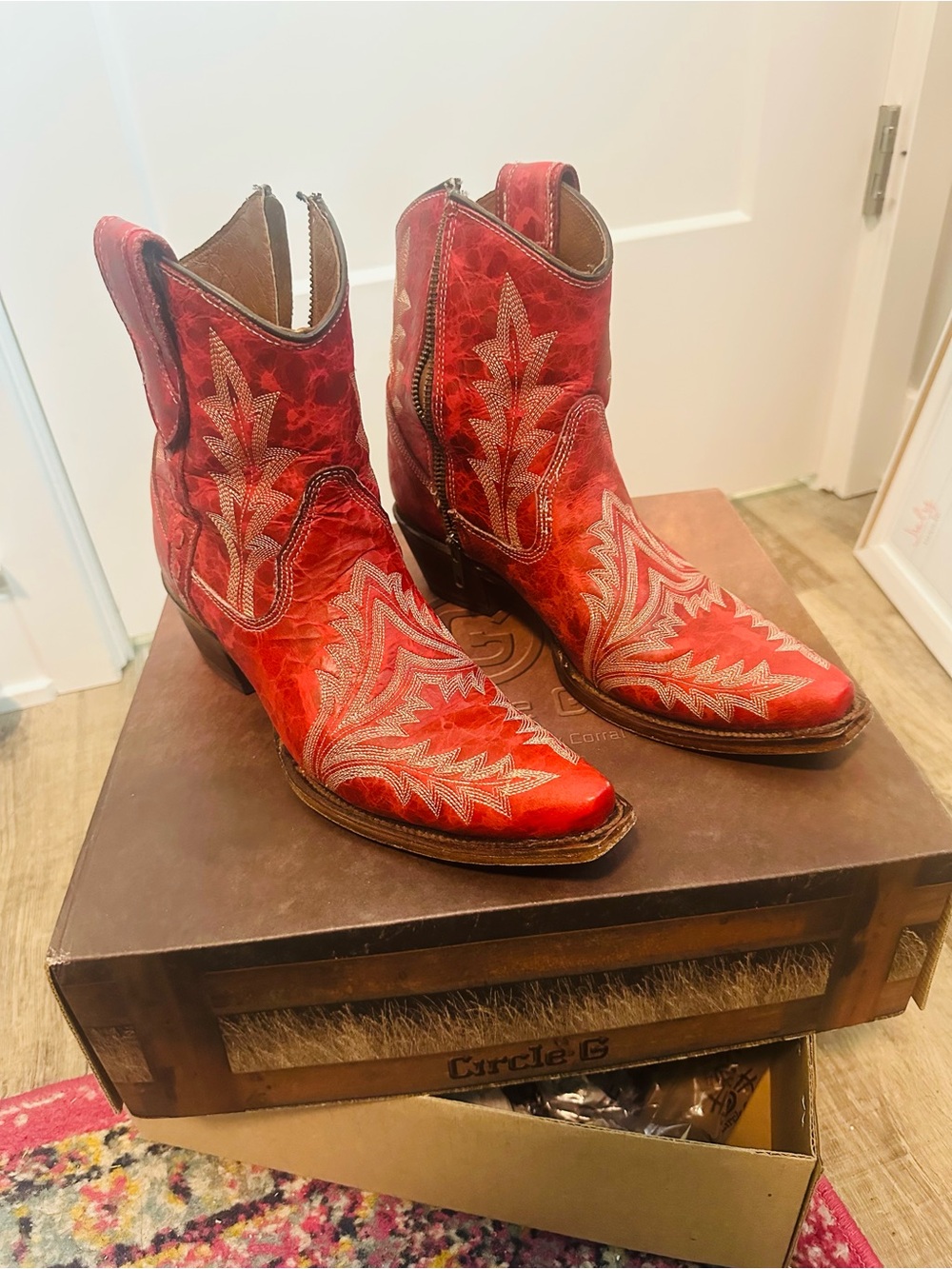 CIRCLE G WOMEN'S EMBROIDERED WESTERN BOOTIES - SNIP TOE size 8.5